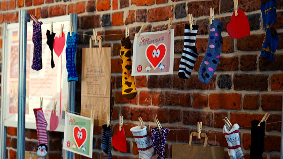 💛 Serce w skarpetkach – pomóż ogrzać stopy i serca bezdomnych