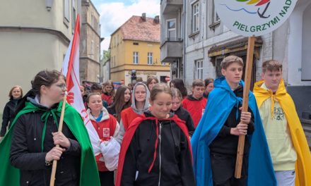 Młodzi wolontariusze Caritas pielgrzymami nadziei w Bierutowie