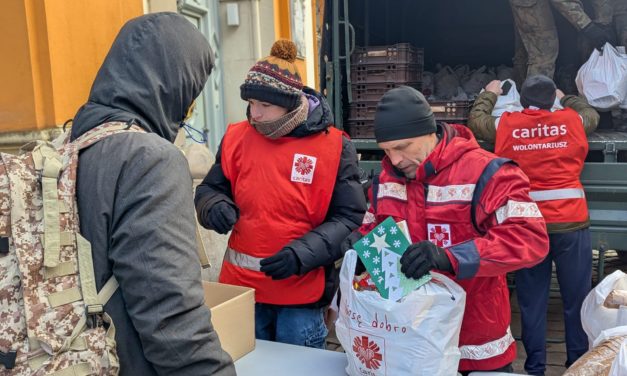 Świąteczne paczki dla potrzebujących na Ostrowie Tumskim
