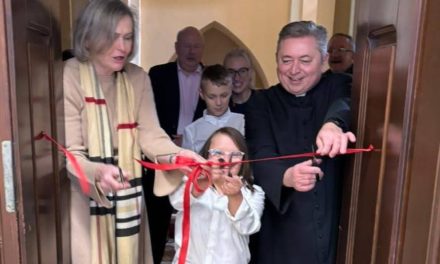 Owarcie odnowionych świetlic w internacie Specjalnego Ośrodka Szkolno-Wychowawczego Caritas w Dobroszycach