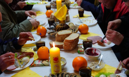 Śniadanie wielkanocne we wrocławskiej Caritas