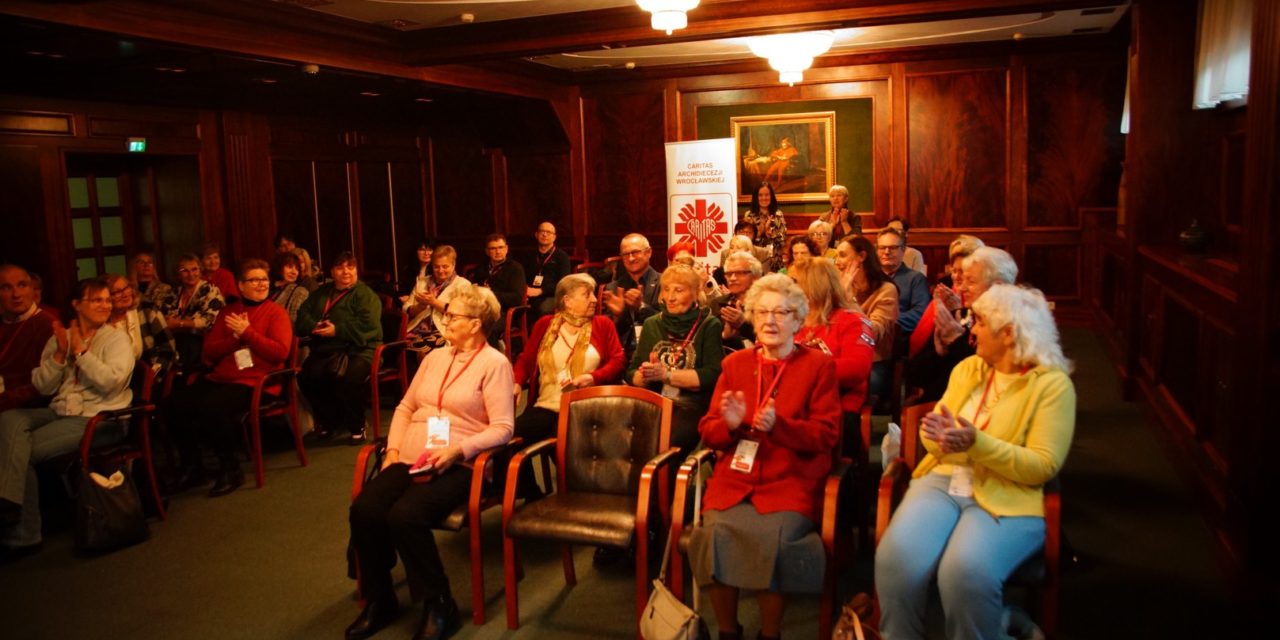 „Na codzienne zakupy” – pomoc dla seniorów, która znaczy więcej niż karta
