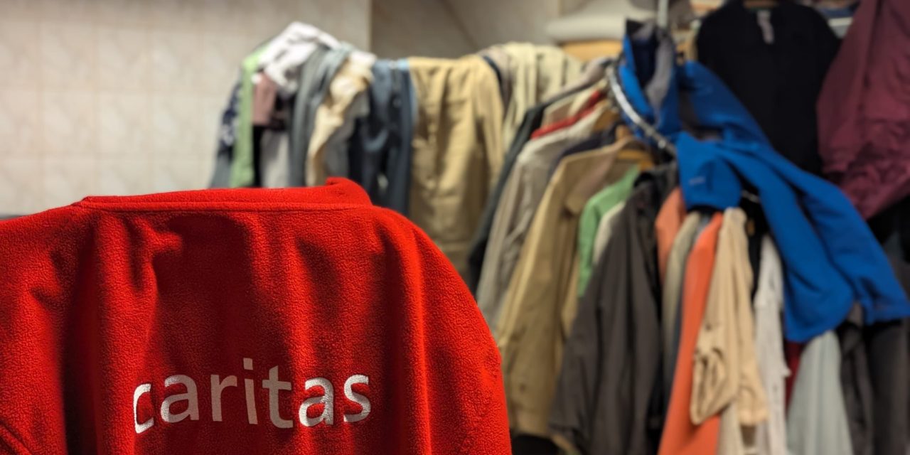 Bezdomność nie znika latem – łaźnia Caritas potrzebuje odzieży męskiej